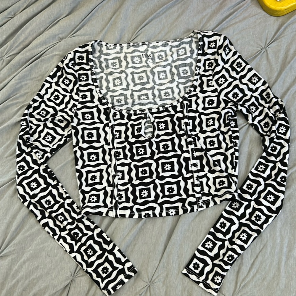 Black and white pattern cropped long sleeve. Pacific Sunwear. Size small